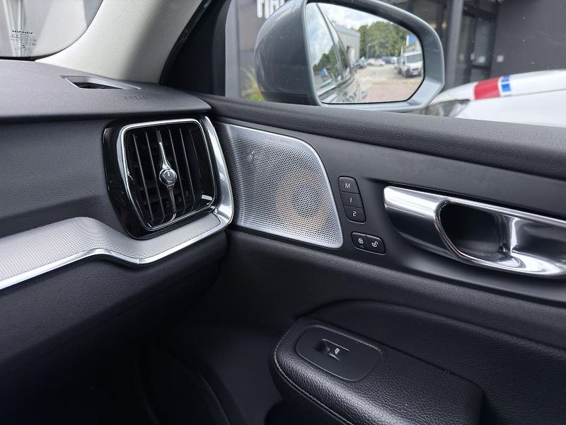 Volvo V60 CC D4 AWD // B&W // REZERVACE - fotka 23 z 44