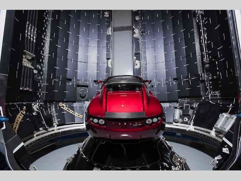 Tesla Roadster plující vesmírem.
