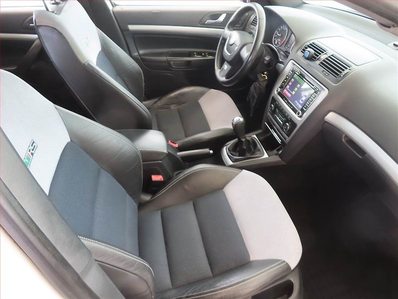 Škoda Octavia (2010) RS 2.0 TDI, Xenony, Tempomat - fotka 9 z 14