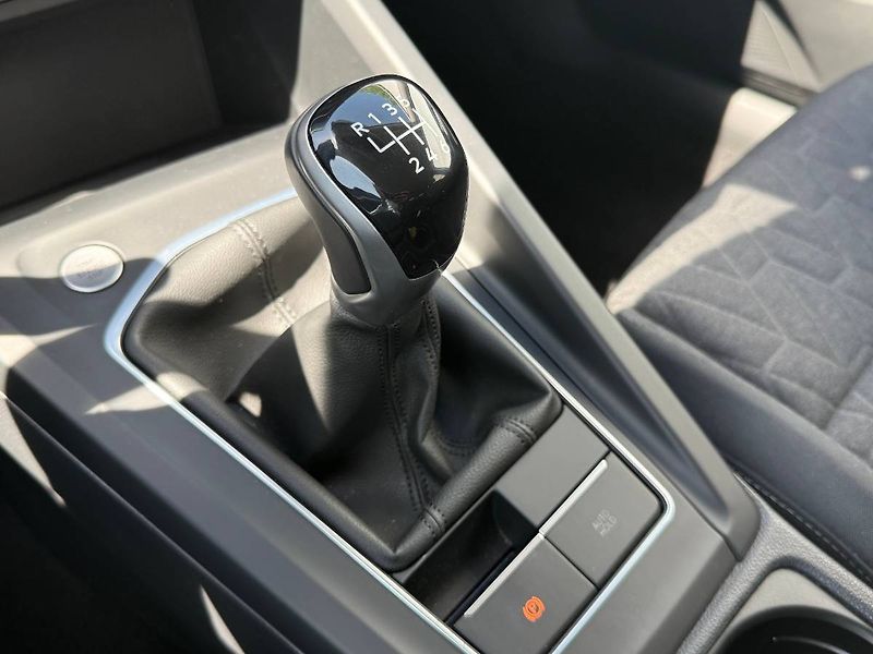 Volkswagen Golf (2024) 1.5 TSI 85 kW People - fotka 16 z 23