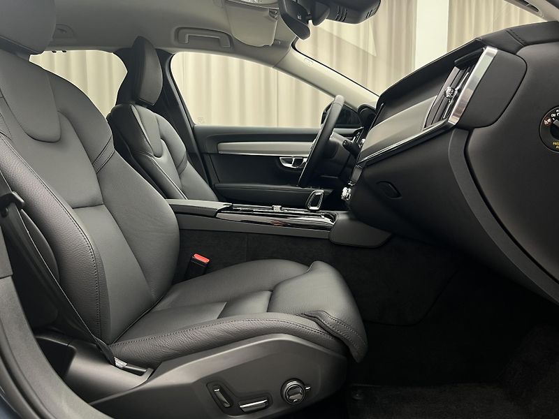 Volvo V90 T6 AWD DARK PLUS - fotka 17 z 45