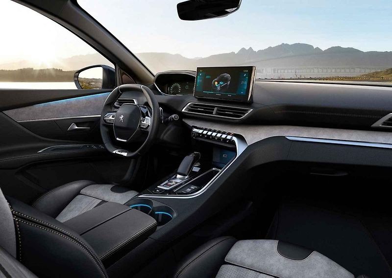 V Česku už jsou k mání nové verze vozů Peugeot 5008 a 3008