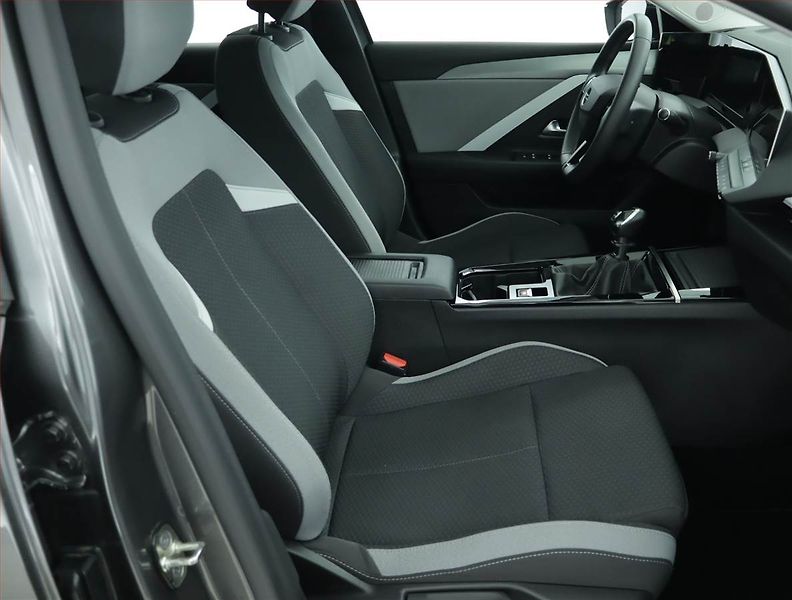 Opel Astra (2023) Edition 1.2 Turbo, Navi - fotka 9 z 15