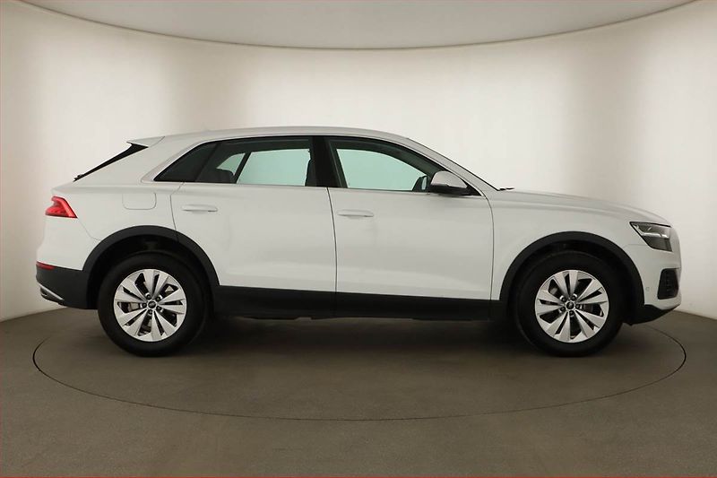 Audi Q8 (2023) 55 TFSI, Výhřev, Kamera - fotka 6 z 29