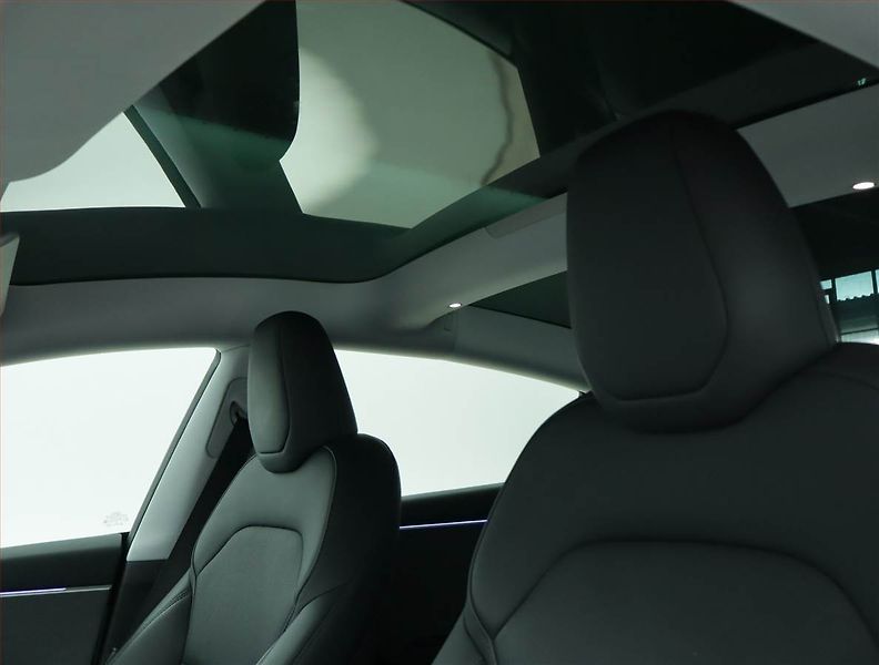 Tesla Model 3 (2023) Standard Range LFP, SoH 94% - fotka 19 z 22