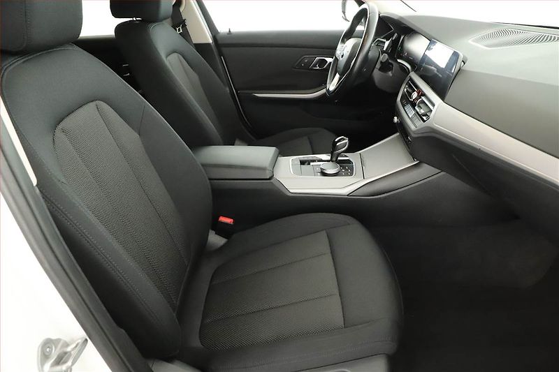 BMW Řada 3 (2022) Advantage 320 d - fotka 7 z 28