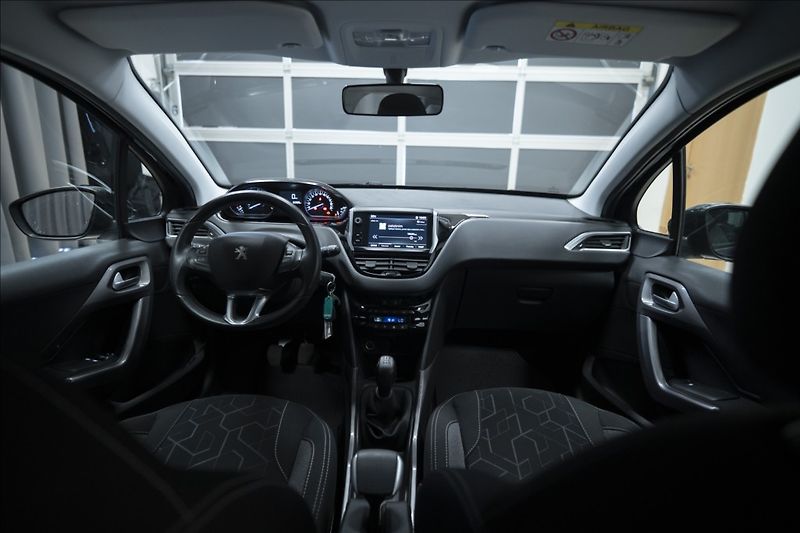 Peugeot 2008 1,2 i 1. AUT. AC VÝHŘEV 1. MAJ - fotka 14 z 36