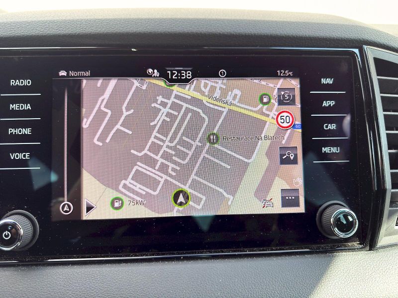 Škoda Karoq (2024) SPORTLINE TSI 1.5/110KW 7AP - fotka 13 z 38