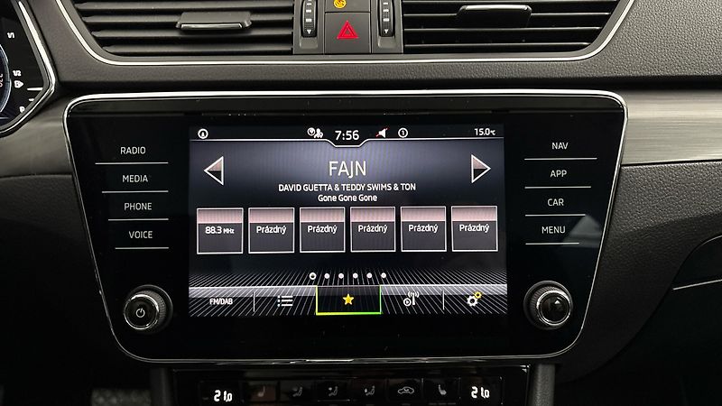 Škoda Superb 2.0 TDI DSG Style Combi - fotka 11 z 28