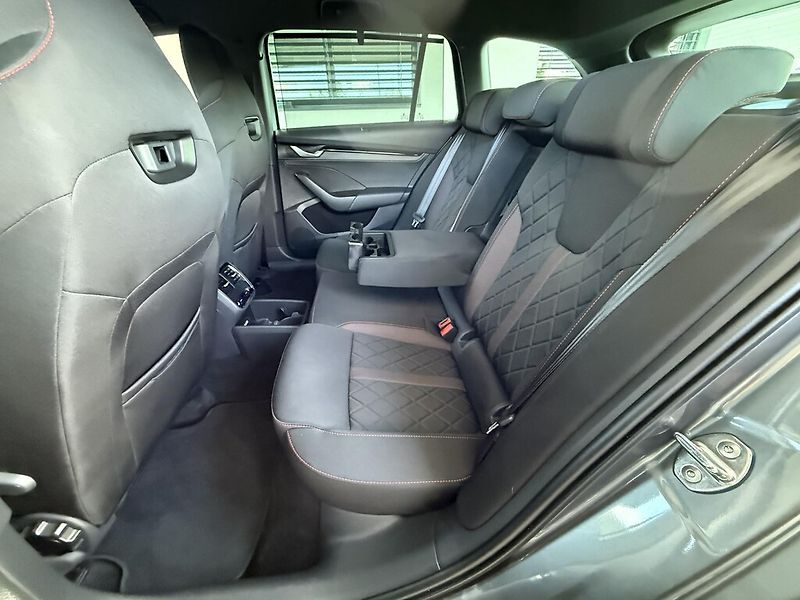 Škoda Octavia Combi DSG 2,0 TSi 195 kW RS - fotka 20 z 26