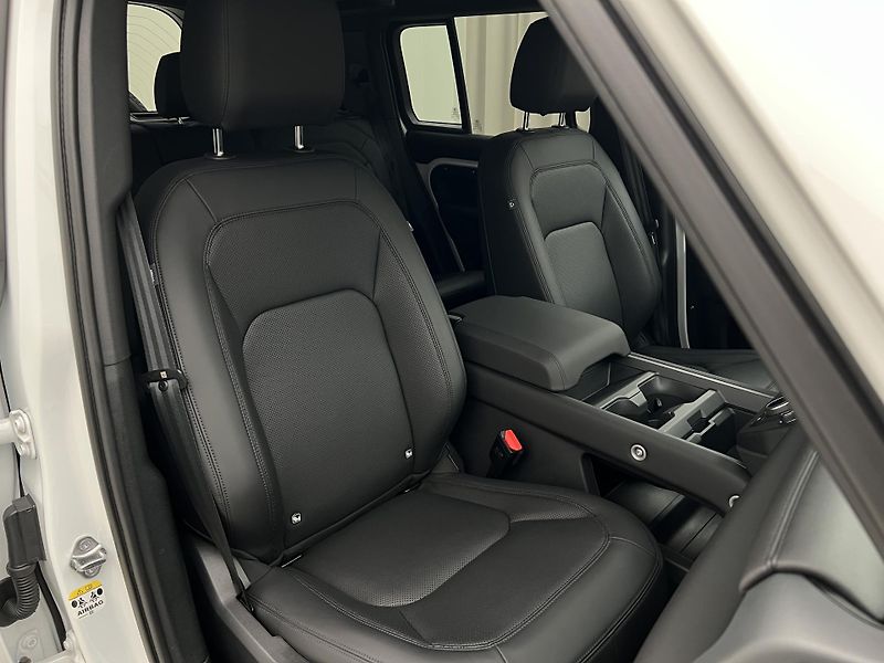 Land Rover Defender 110 D250 X-DYNAMIC SE 1. maj.  - fotka 21 z 47