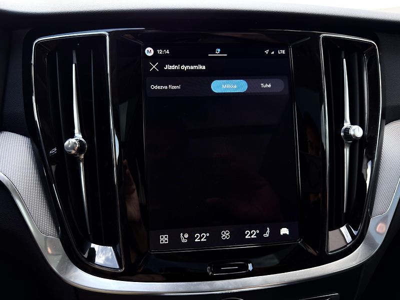 Volvo V60 B4 FWD // PLUS DARK + kola - fotka 35 z 54
