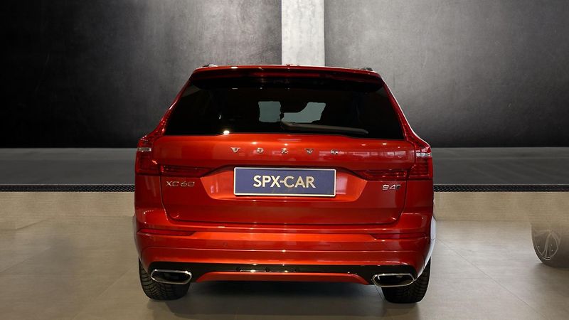 Volvo XC60 R-DESIGN, B4 AWD, 145+10 kW / - fotka 4 z 30
