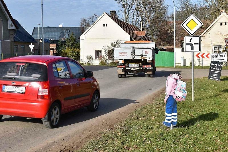 Maketa školačky u silnice před školou v Vysoké.
