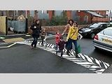 Když jde o přechody, tenhle ve Velké Británii je namalován hned vedle mateřské školky, takže prostě musel vypadat jako opravdová „zebra“. Otázkou zůstává, jestli je to zrovna bezpečné řešení.