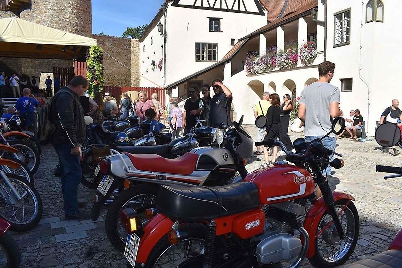 Strakonice si připomněly 105 let od zahájení výroby značky ČZ Sjeli se sem majitelé a obdivovatelé legendárních motocyklů. Na dobu, kdy pro čezetu pracoval, zavzpomínal i náš jediný kosmonaut ve vesmíru Vladimír Remek. A ochotně pózoval na společných sním