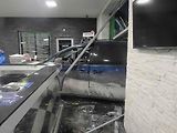 Auto vjelo do prodejny.