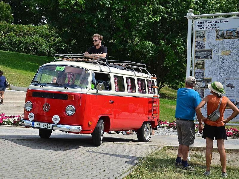 Přehlídka veteránů na Arnice v Mariánských Lázních. Sanitka Cadillac