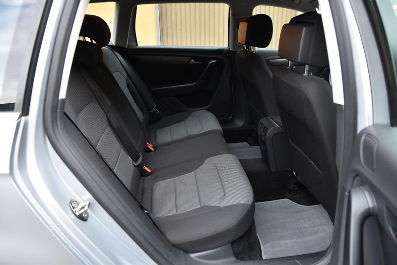 Volkswagen Passat 2.0 TDi CR COMFORTLINE, VÝHŘEV - fotka 38 z 50