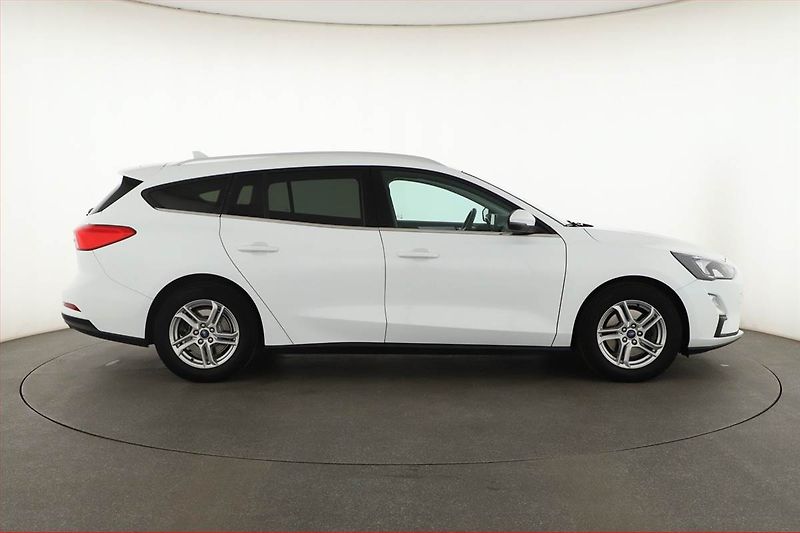 Ford Focus (2019) 1.0 EcoBoost, Tempomat - fotka 6 z 17