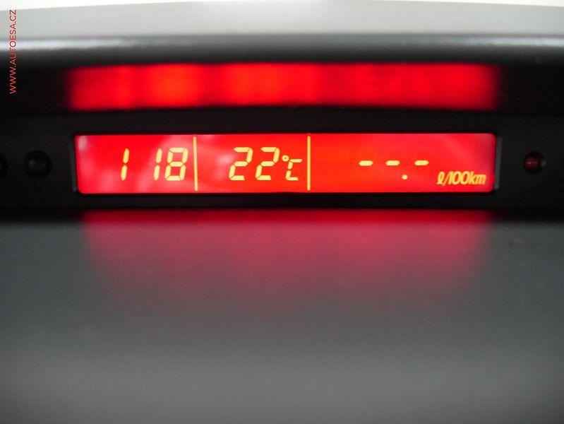 Suzuki SX4 (2006) 1.9 D, AC, výhřev sed - fotka 14 z 20