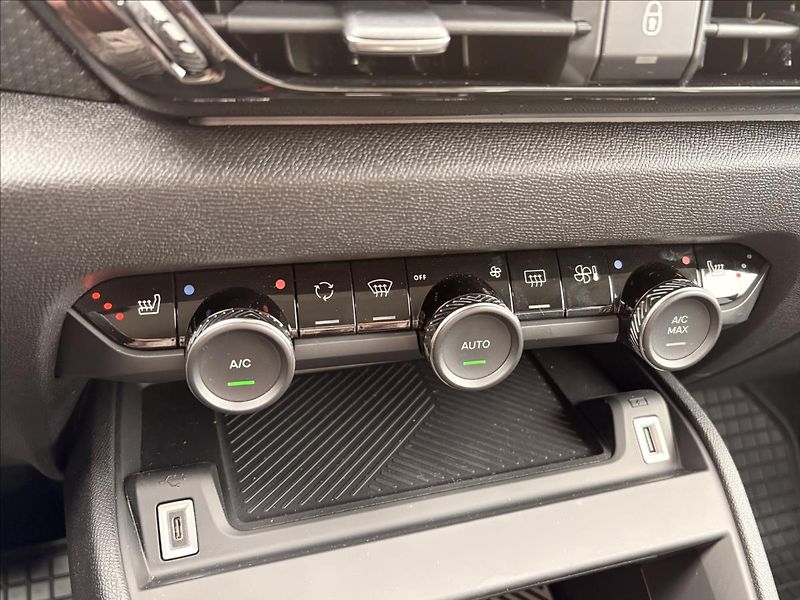 Citroën C4 1,2 MAX Petrol 130k Automatic - fotka 24 z 33