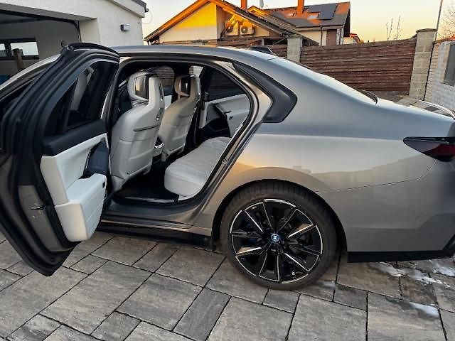 BMW i7 (2022) xDrive60 - fotka 11 z 14