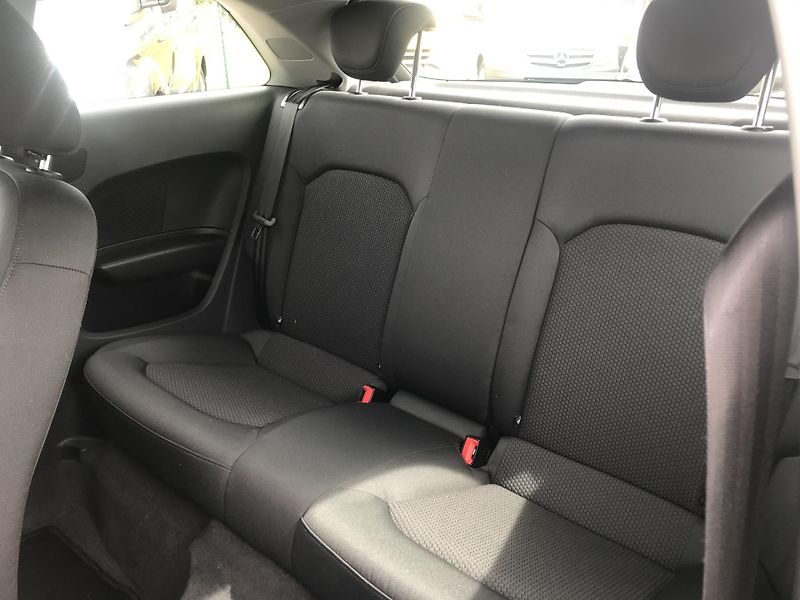 Audi A1  1.6 TDI 66,KLIMA,ČR,KM.. - fotka 11 z 17