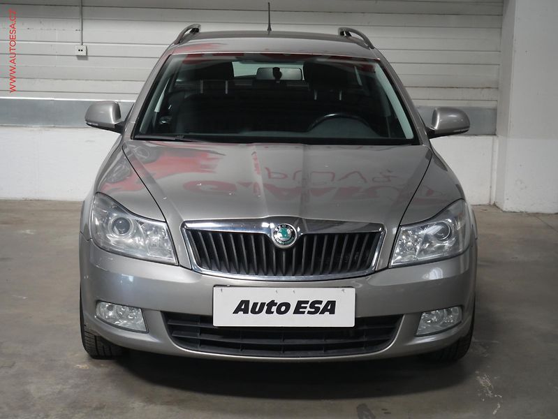 Škoda Octavia (2012) 1.6 TDI, ČR, AC, TZ, temp - fotka 2 z 17