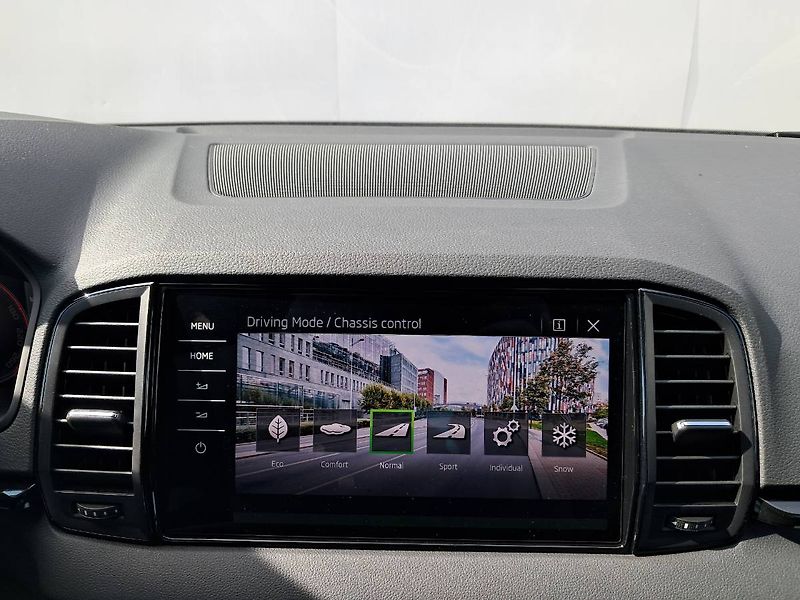 Škoda Karoq (2025) SportLine TDI 110KW 4x4 / 2.0 - fotka 13 z 29