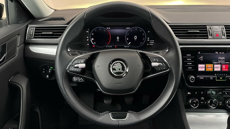 Škoda Superb 2.0 TDI Ambition Combi - fotka 9 z 24