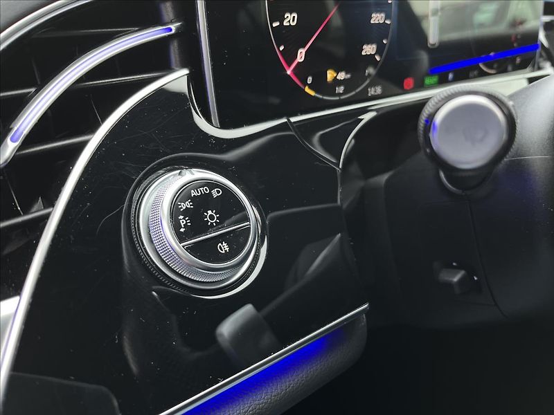 Mercedes-Benz Třídy E 300 de 4MATIC kombi s hybridní - fotka 11 z 22