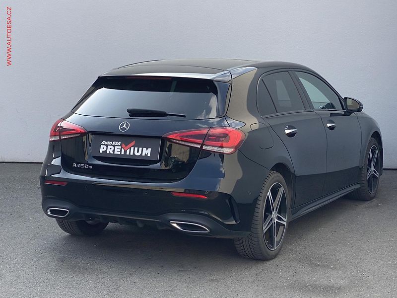 Mercedes-Benz Třídy A (2022) 1.3i A250e, AT, LED, panor, - fotka 4 z 27