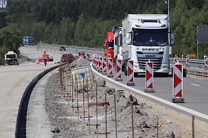 Poslední letošní opravovaný úsek dálnice D5 dostává nový cemento-betonový povrch.