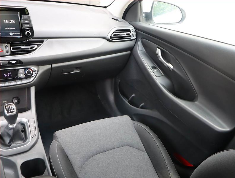 Hyundai i30 (2022) Family 1.5 T-GDI MHEV - fotka 7 z 14