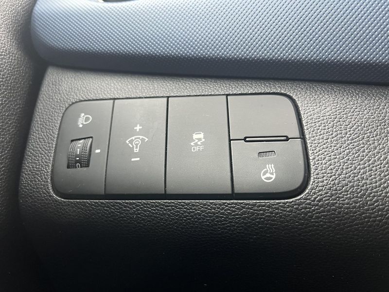 Hyundai i10 (2015) 1.0i 49kw, REZERVACE - fotka 24 z 28