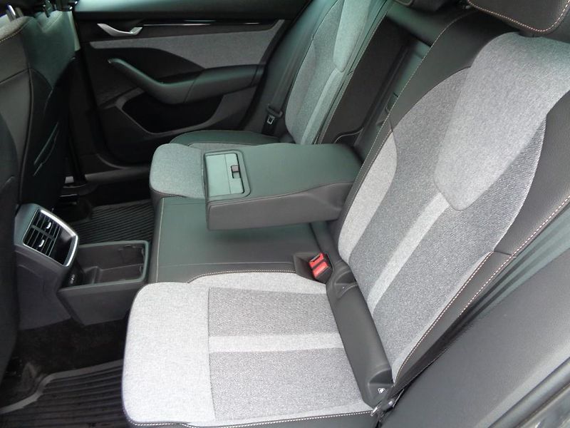 Škoda Octavia COMBI 1.5 eTSI M-HEV Top Selec - fotka 24 z 29