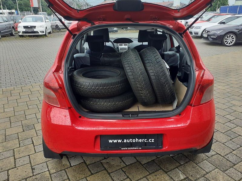Toyota Yaris (2008) 1.3 i KLIMA ČR - fotka 16 z 27