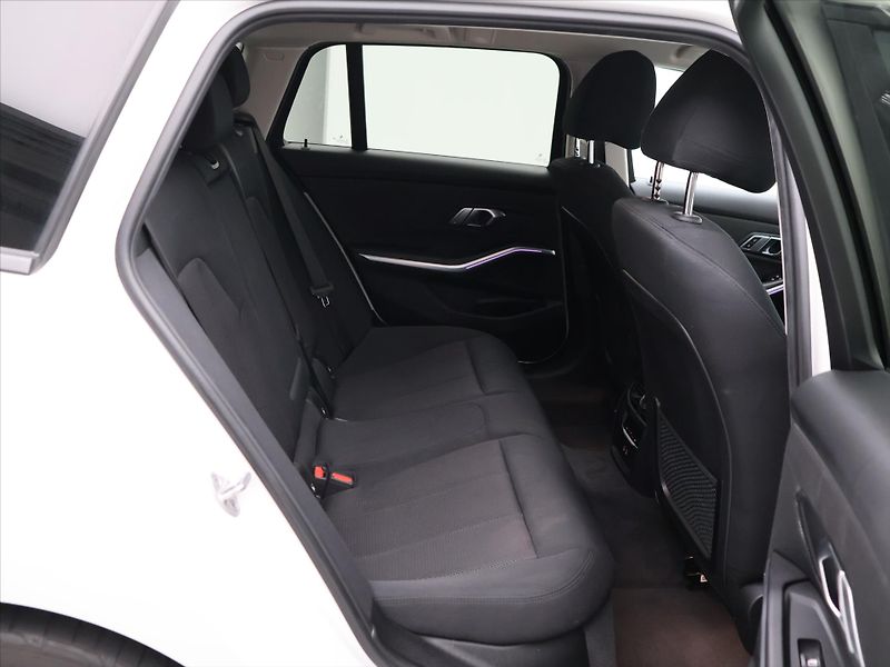 BMW Řada 3 Touring 2,0 320d 140kW CZ DPH - fotka 14 z 35