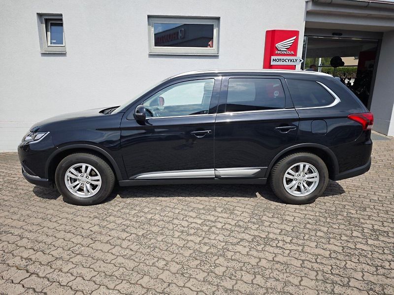 Mitsubishi Outlander (2021) 2.0 Mivec Diamant 2WD Kamera - fotka 43 z 44