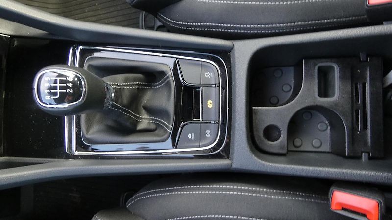 Škoda Karoq 1,5 TSI Sportline - fotka 18 z 23