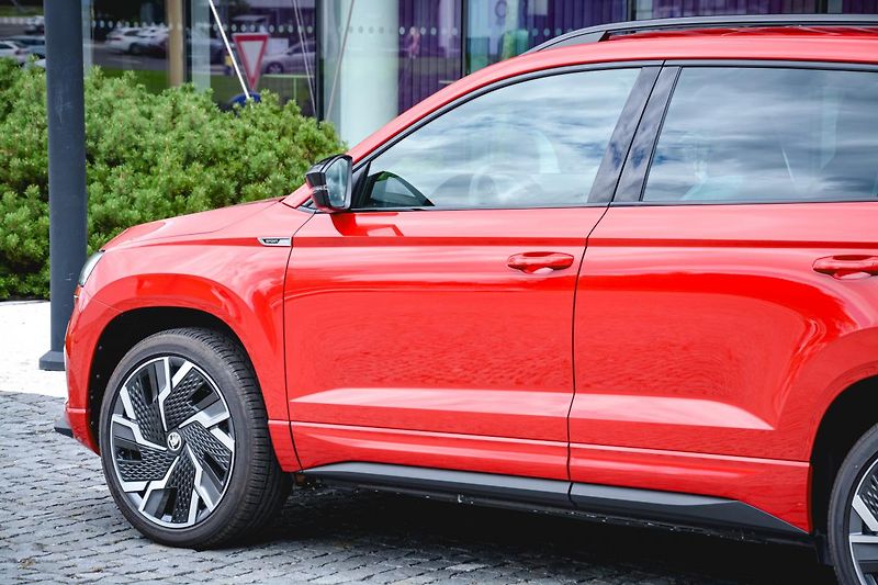 Škoda Karoq (2023) Sportline Exclusive 2,0 TSI 14 - fotka 13 z 37