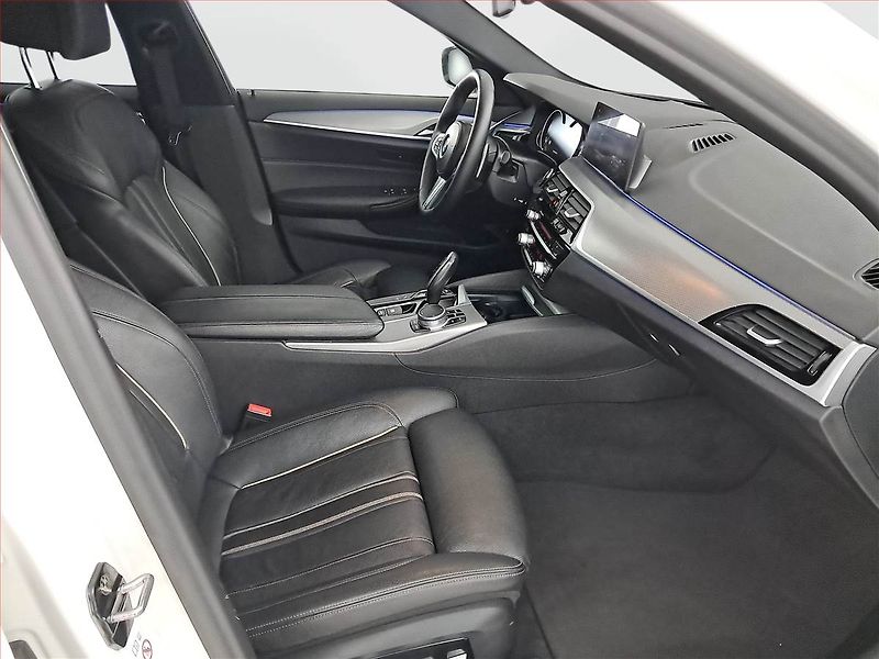 BMW Řada 5 (2018) M Sport 530d xDrive, 4X4 - fotka 9 z 20