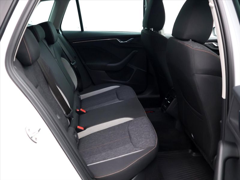 Škoda Kamiq 1.0 TSI 81kW DSG CZ Style - fotka 12 z 38