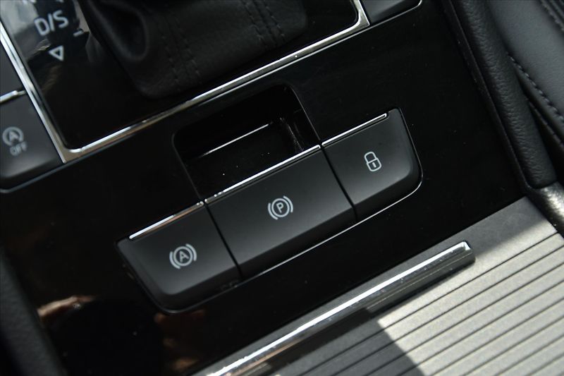 Škoda Superb 2.0 TDI 140kW 4x4 L&K DSG ČR - fotka 23 z 33