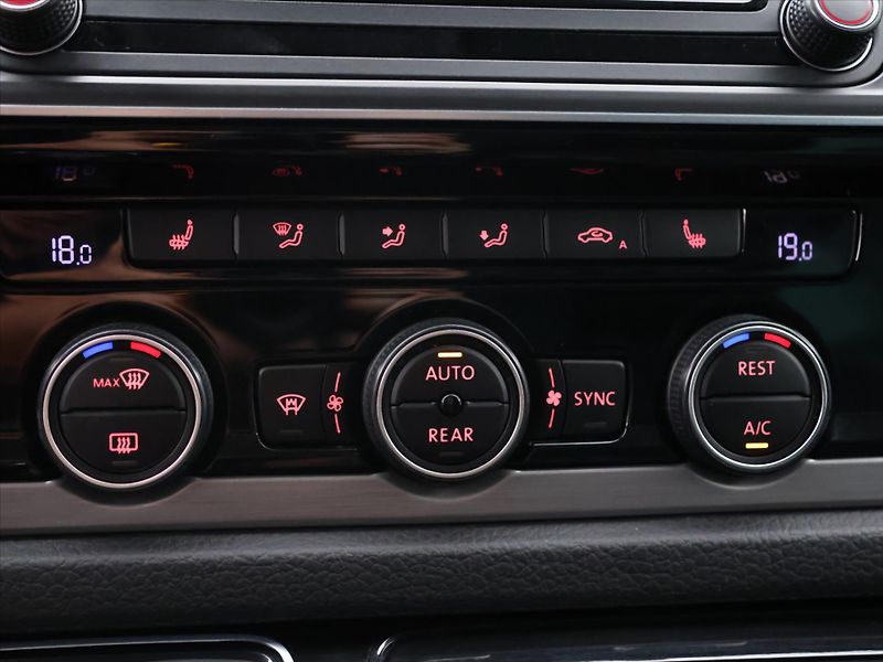 Volkswagen Multivan 2,0 TDI 150kW DSG Bulli Editio - fotka 24 z 32