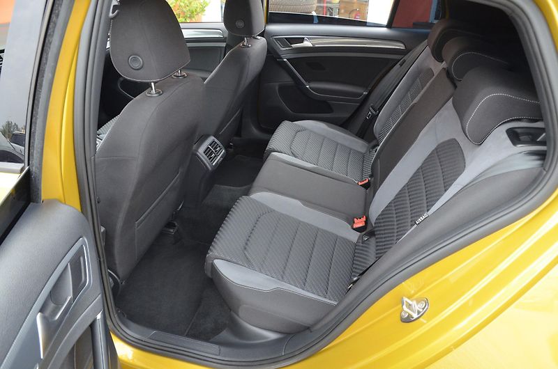 Volkswagen Golf (2017) 1.6 TDi 85kW DSG R-LINE HighL. - fotka 20 z 44