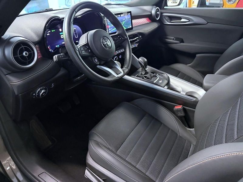 Alfa Romeo Tonale (2024) 1.3 T Plug-in Hybrid 280k Q4 4 - fotka 6 z 19