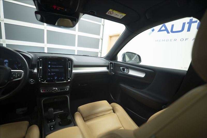 Volvo XC40 2,0 D4 AWD NAVI KAMERA TAŽNÉ - fotka 12 z 46