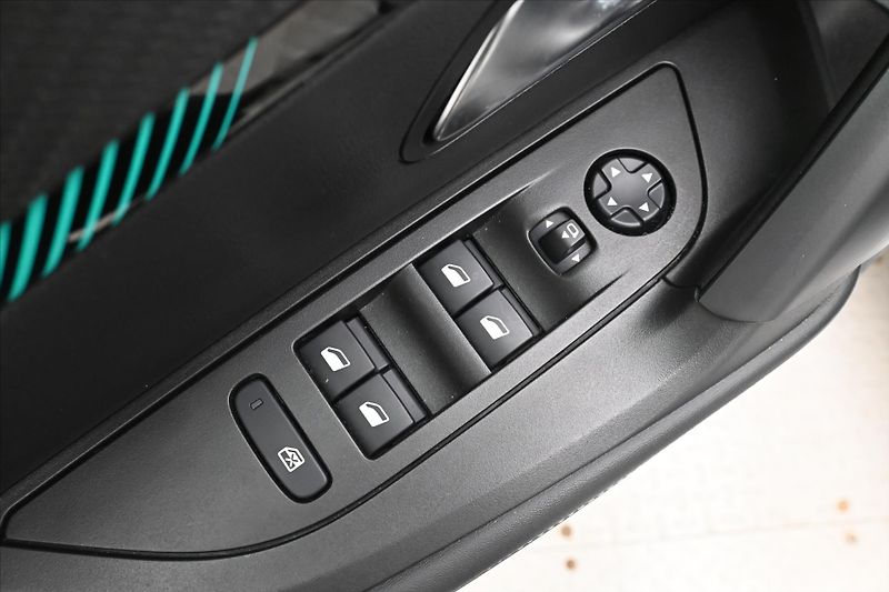 Peugeot 2008 1,5 HDI 81kW LED TAŽNÉ Záruka - fotka 26 z 31